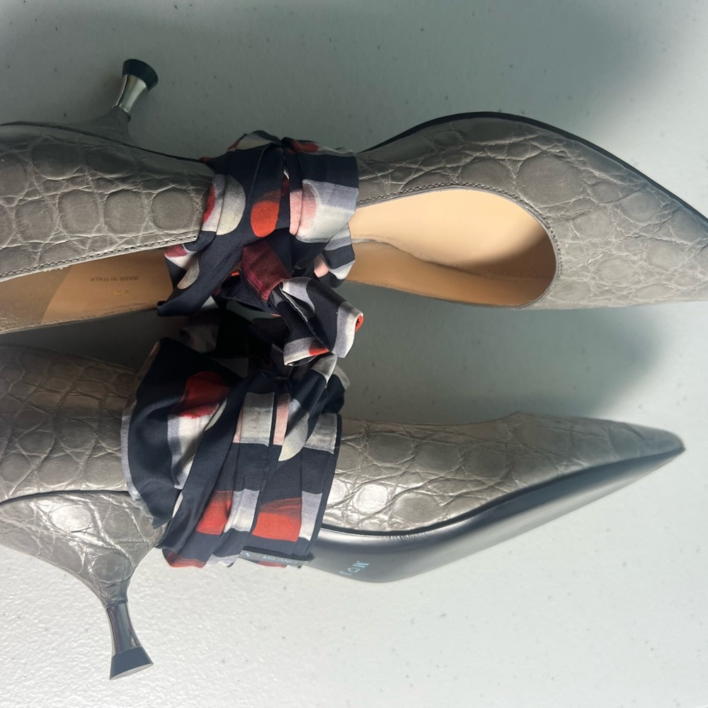 Prada Milano Gray Women's Alligator w/Strap “Scarf” Pumps Size 38 - Picture 14 of 17